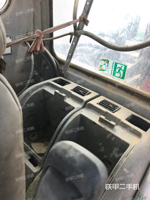 行走控制手柄和踏板?俯拍(駕駛室部分) 行走控制手柄和踏板?俯拍(駕駛室部分)