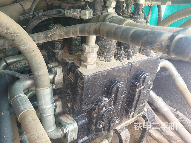 回轉(zhuǎn)馬達(dá)和主控閥（整機(jī)外觀）