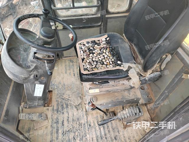 駕駛室工作臺(tái)(整機(jī)外觀及大件) 駕駛室工作臺(tái)(整機(jī)外觀及大件)