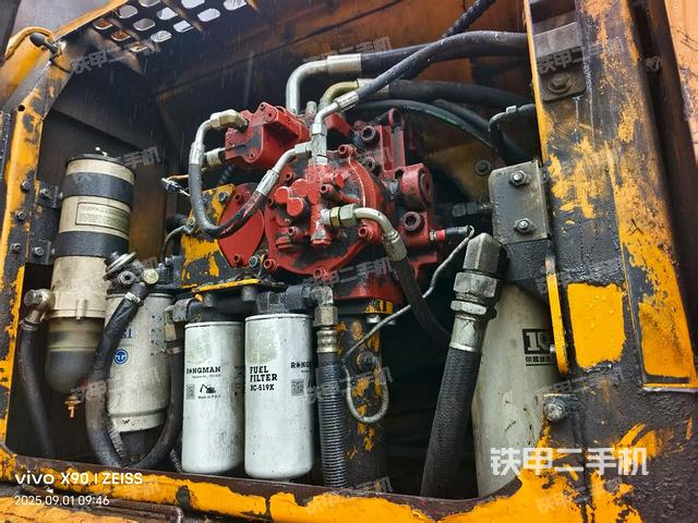 液壓泵艙室正面整體(整機(jī)外觀) 液壓泵艙室正面整體(整機(jī)外觀)