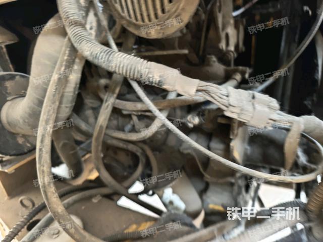 后輪右側(cè)全景(壓路機(jī)前后車架) 后輪右側(cè)全景(壓路機(jī)前后車架)