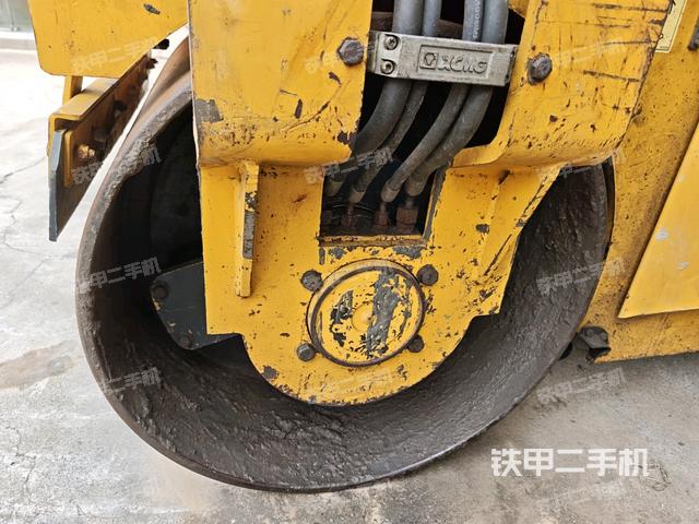右后45°(壓路機(jī)整機(jī)外觀) 右后45°(壓路機(jī)整機(jī)外觀)
