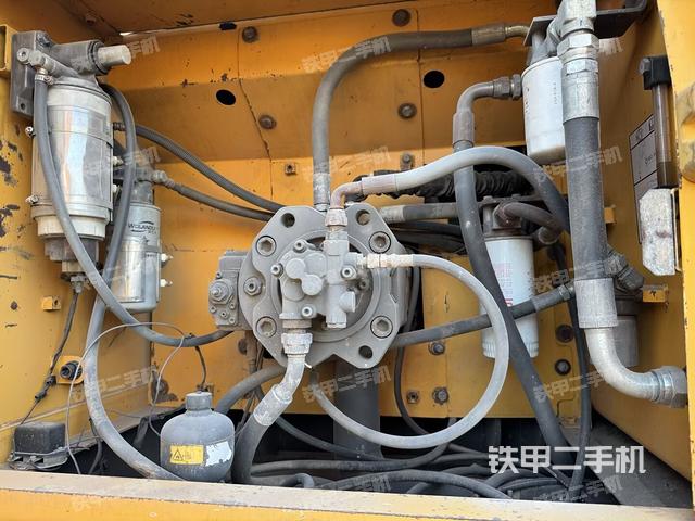 液壓泵艙室正面整體(整機(jī)外觀) 液壓泵艙室正面整體(整機(jī)外觀)