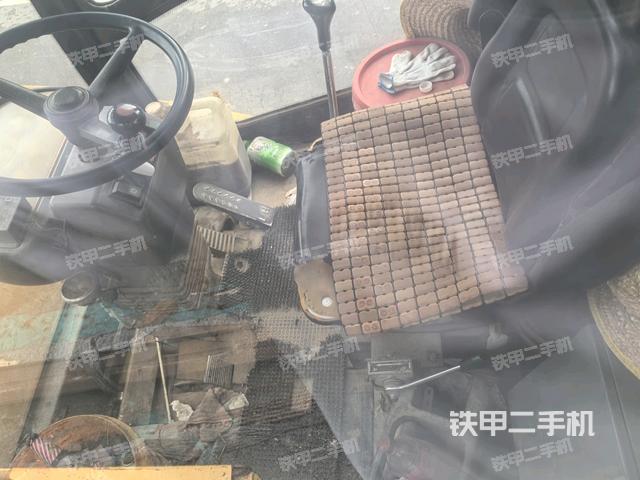 操作台全景(压路机驾驶室) 操作台全景(压路机驾驶室)