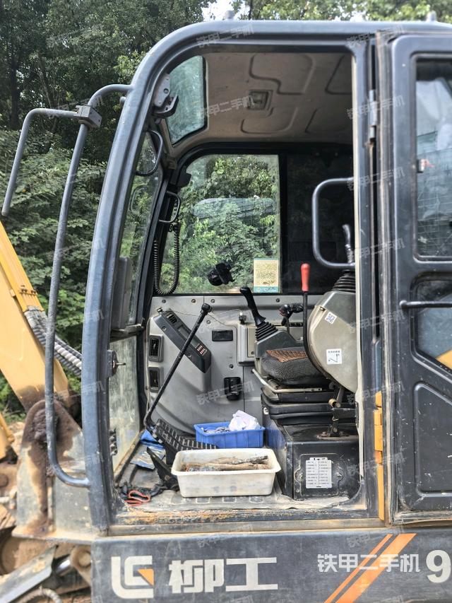 駕駛室整體(整機(jī)外觀) 駕駛室整體(整機(jī)外觀)