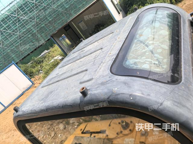 駕駛室頂部(整機(jī)外觀) 駕駛室頂部(整機(jī)外觀)