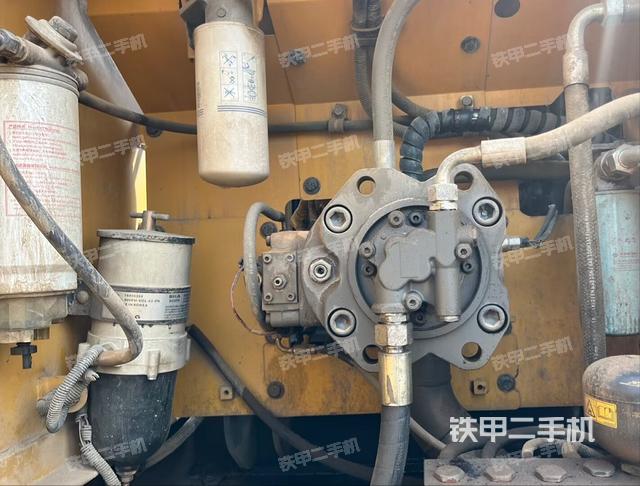 液壓泵艙室正面整體(整機外觀) 液壓泵艙室正面整體(整機外觀)