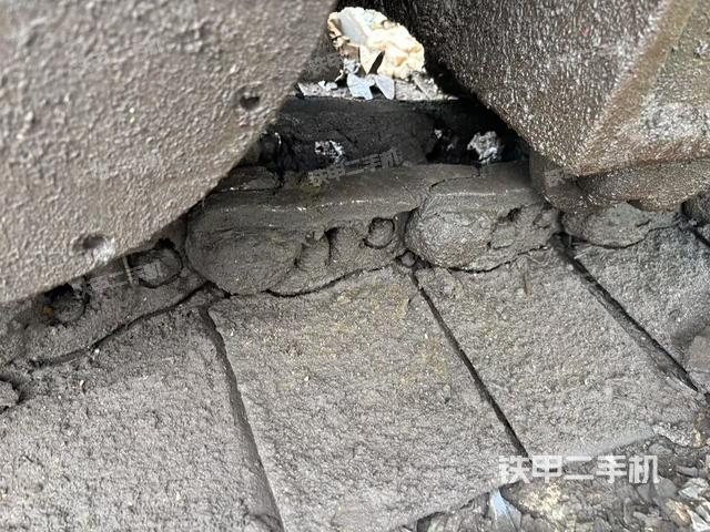 單側(cè)履帶整體(整機(jī)外觀) 單側(cè)履帶整體(整機(jī)外觀)