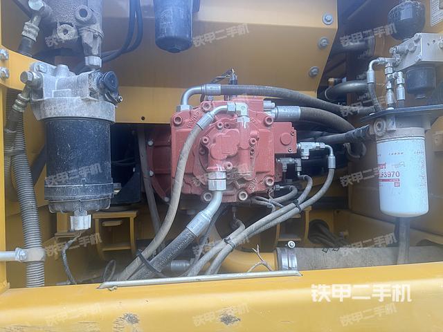 液壓泵艙室正面整體(整機外觀) 液壓泵艙室正面整體(整機外觀)