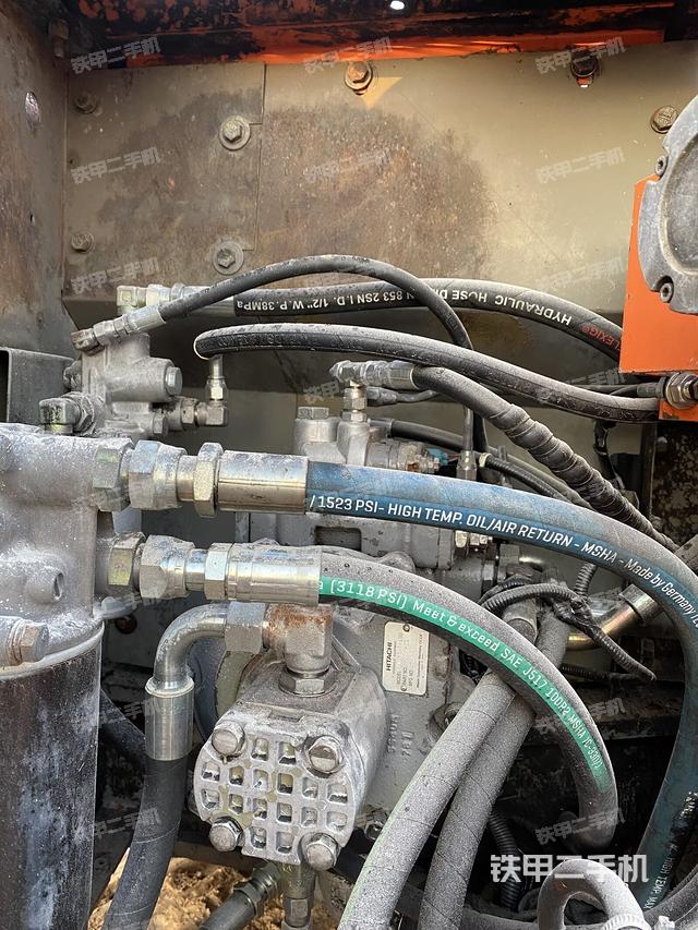 液压泵舱室正面整体(整机外观) 液压泵舱室正面整体(整机外观)