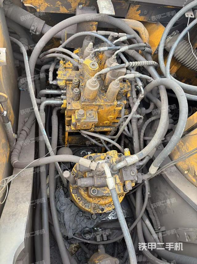 回轉(zhuǎn)馬達(dá)和主控閥(整機(jī)外觀) 回轉(zhuǎn)馬達(dá)和主控閥(整機(jī)外觀)