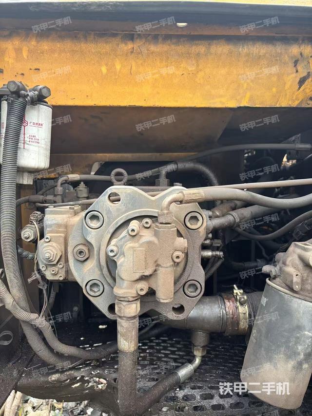 液壓泵艙室正面整體(整機(jī)外觀) 液壓泵艙室正面整體(整機(jī)外觀)