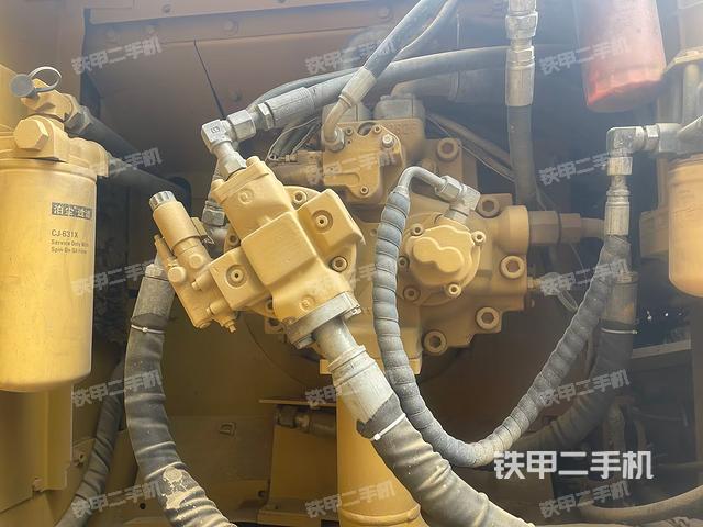 液壓泵艙室正面整體(整機(jī)外觀) 液壓泵艙室正面整體(整機(jī)外觀)