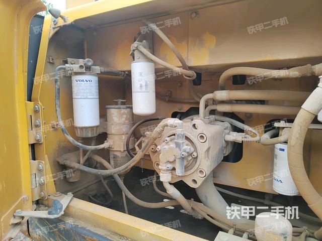 液壓泵艙室正面整體(整機(jī)外觀) 液壓泵艙室正面整體(整機(jī)外觀)