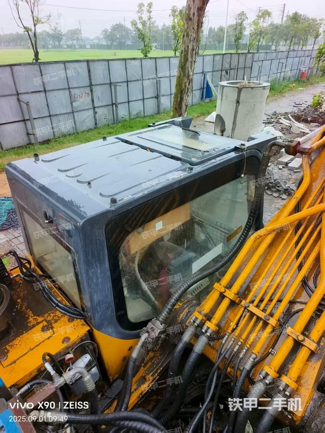 駕駛室頂部(整機(jī)外觀) 駕駛室頂部(整機(jī)外觀)