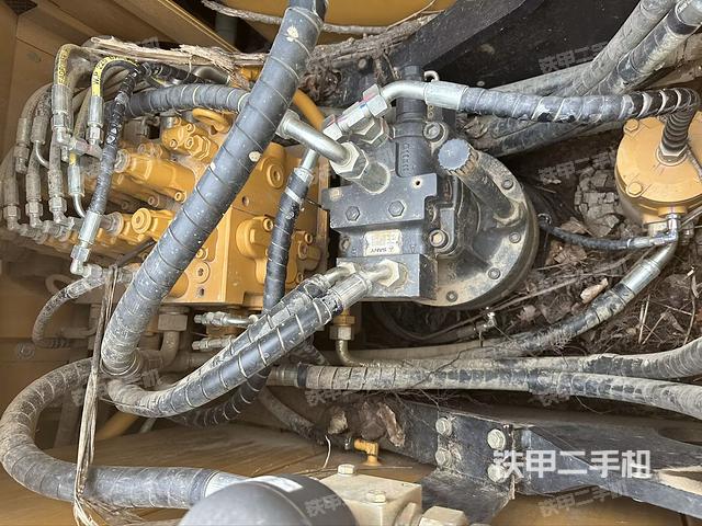 回轉(zhuǎn)馬達(dá)和主控閥（整機(jī)外觀）