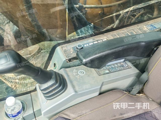 座椅右側(cè)控制臺/鑰匙門/油門/含右手柄(駕駛室部分) 座椅右側(cè)控制臺/鑰匙門/油門/含右手柄(駕駛室部分)
