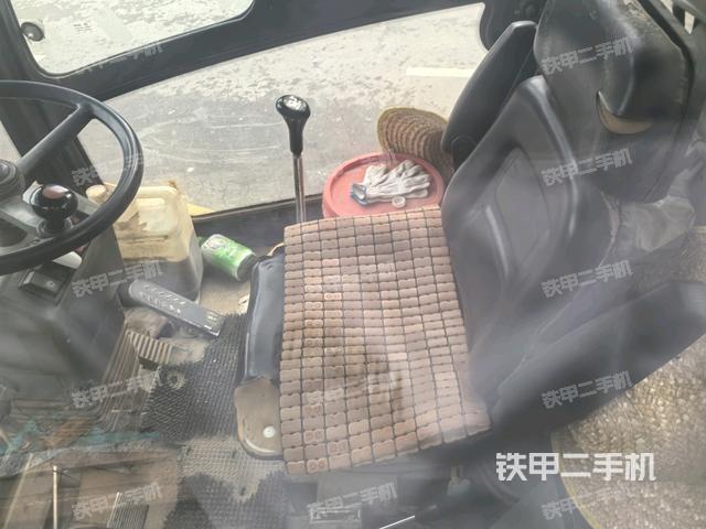 驾驶室内座椅、仪表操作手柄全景(压路机驾驶室) 驾驶室内座椅、仪表操作手柄全景(压路机驾驶室)