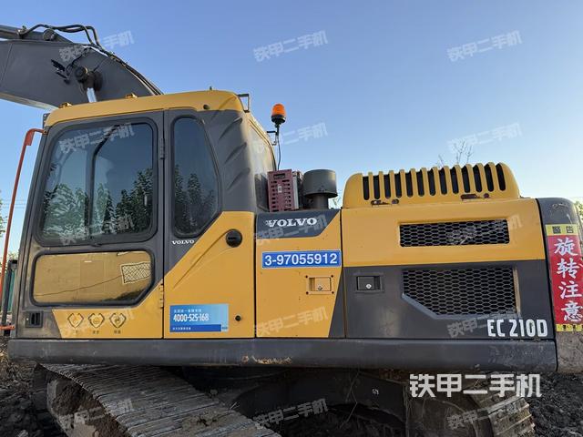 駕駛室頂部(整機(jī)外觀) 駕駛室頂部(整機(jī)外觀)