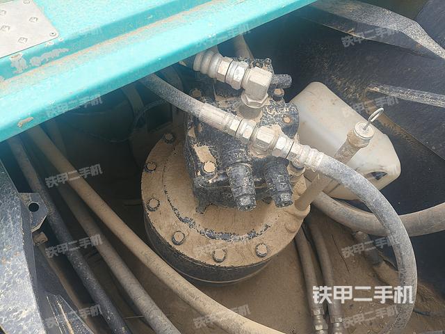 回转马达和主控阀（整机外观）