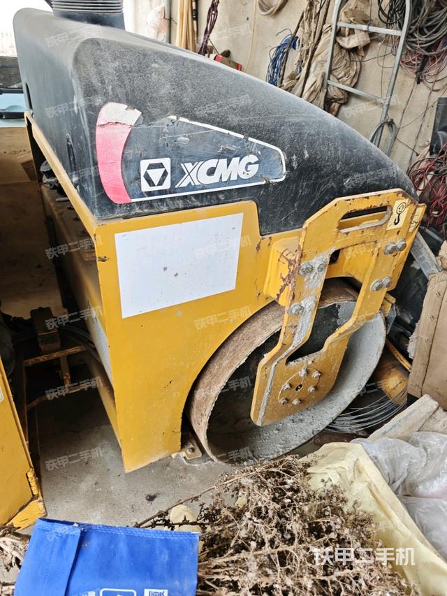 右前45°(壓路機(jī)整機(jī)外觀) 右前45°(壓路機(jī)整機(jī)外觀)