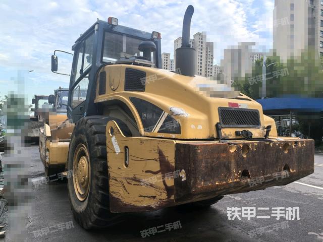 左后45°(压路机整机外观) 左后45°(压路机整机外观)
