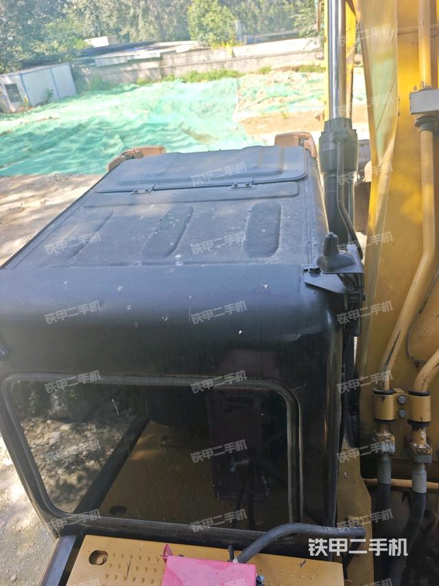 駕駛室頂部(整機(jī)外觀) 駕駛室頂部(整機(jī)外觀)