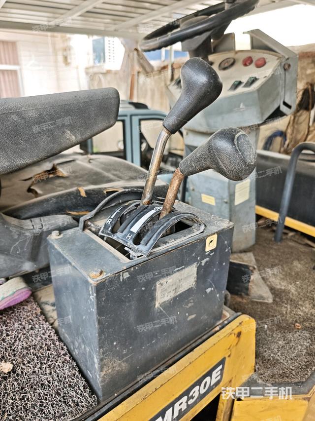 操作把手(壓路機(jī)駕駛室) 操作把手(壓路機(jī)駕駛室)