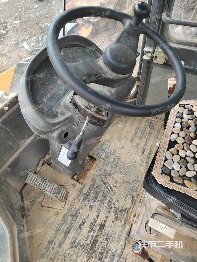 駕駛室操作臺(tái)(整機(jī)外觀及大件) 駕駛室操作臺(tái)(整機(jī)外觀及大件)