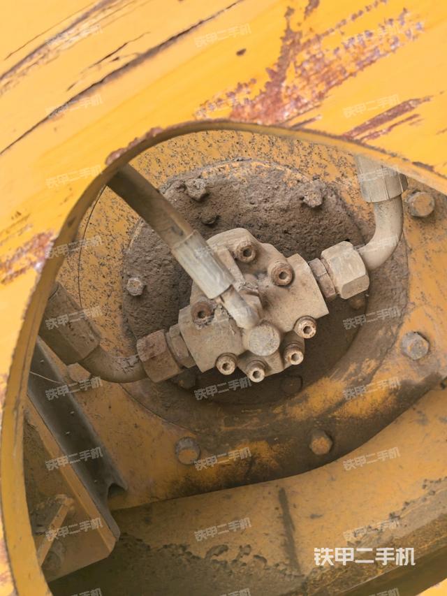 后輪左側(cè)全景（壓路機前后車架）