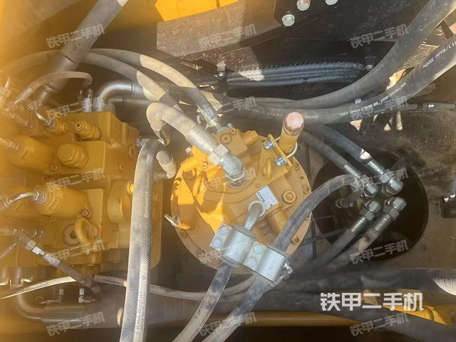 回转马达和主控阀(整机外观) 回转马达和主控阀(整机外观)