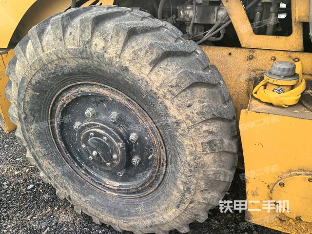 后輪右側(cè)全景（壓路機前后車架）