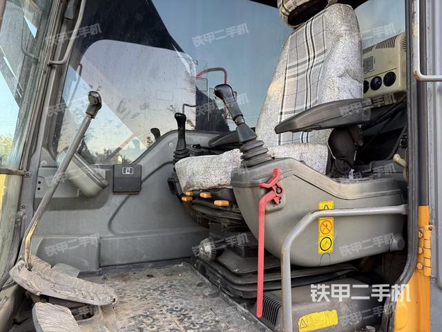 駕駛室整體(整機(jī)外觀) 駕駛室整體(整機(jī)外觀)