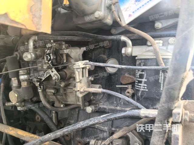 發(fā)動機上部全景（壓路機發(fā)動機艙）