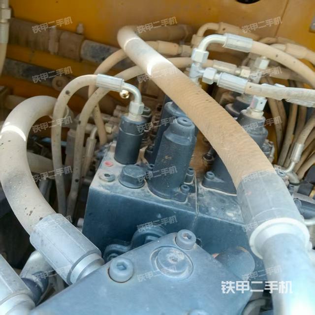 回轉馬達和主控閥(整機外觀) 回轉馬達和主控閥(整機外觀)