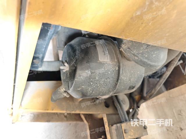 前輪右側(cè)減震塊連接及部件(壓路機(jī)前后車架) 前輪右側(cè)減震塊連接及部件(壓路機(jī)前后車架)