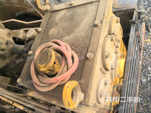 分動箱或變速箱（壓路機發(fā)動機艙）