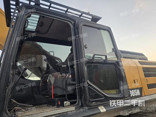 駕駛室整體(整機(jī)外觀) 駕駛室整體(整機(jī)外觀)