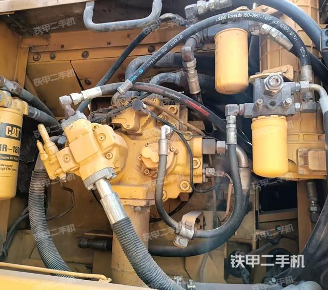 液壓泵艙室正面整體(整機外觀) 液壓泵艙室正面整體(整機外觀)