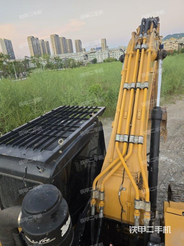 駕駛室頂部(整機(jī)外觀) 駕駛室頂部(整機(jī)外觀)