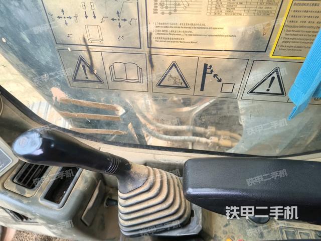 行走控制手柄和踏板?俯拍(駕駛室部分) 行走控制手柄和踏板?俯拍(駕駛室部分)
