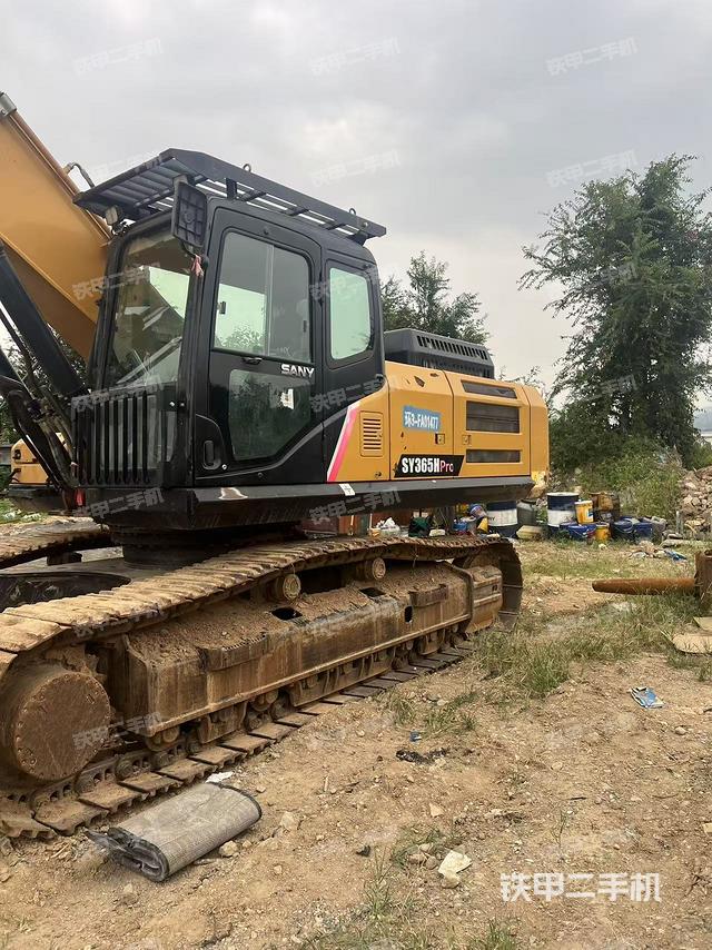 驾驶室顶部(整机外观) 驾驶室顶部(整机外观)