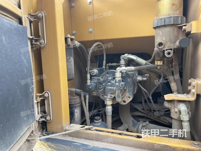 液壓泵艙室正面整體(整機外觀) 液壓泵艙室正面整體(整機外觀)