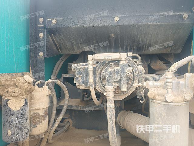 液压泵舱室正面整体（整机外观）