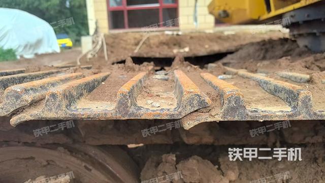 單側(cè)履帶整體(整機(jī)外觀) 單側(cè)履帶整體(整機(jī)外觀)