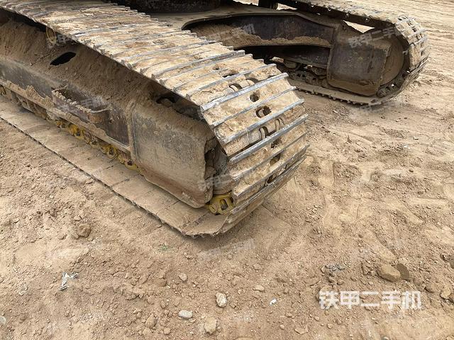單側(cè)履帶整體(整機(jī)外觀) 單側(cè)履帶整體(整機(jī)外觀)