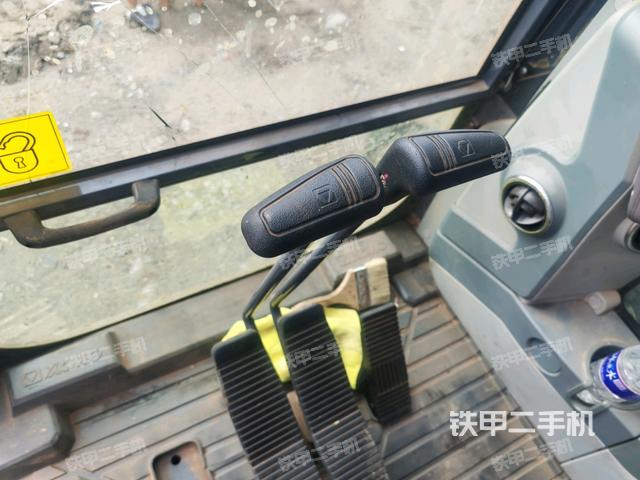 行走控制手柄和踏板?俯拍(駕駛室部分) 行走控制手柄和踏板?俯拍(駕駛室部分)