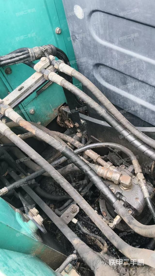 液壓泵艙室正面整體(整機外觀) 液壓泵艙室正面整體(整機外觀)