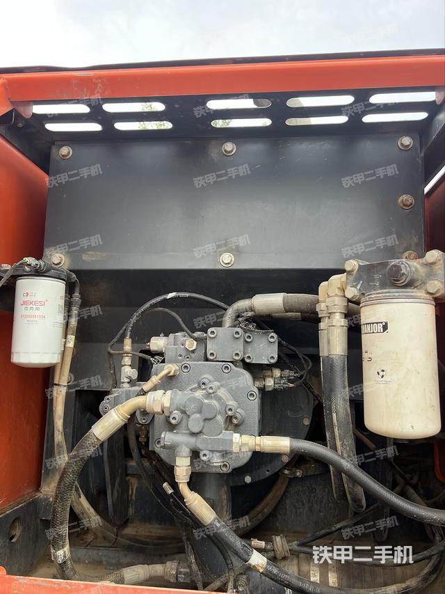 液壓泵艙室正面整體(整機(jī)外觀) 液壓泵艙室正面整體(整機(jī)外觀)