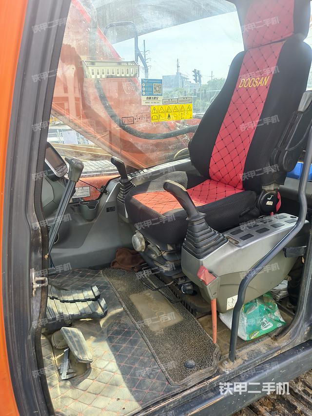 驾驶室整体（整机外观）